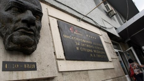 Паднал от стълба и ранен с нож се лекуват в Пирогов