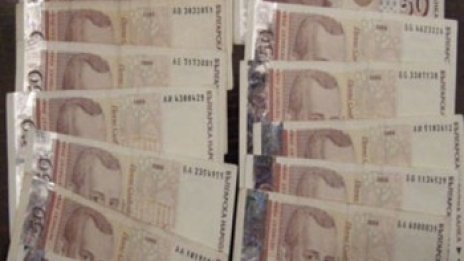 Белезници за пощаджийка, присвоила 10 бона
