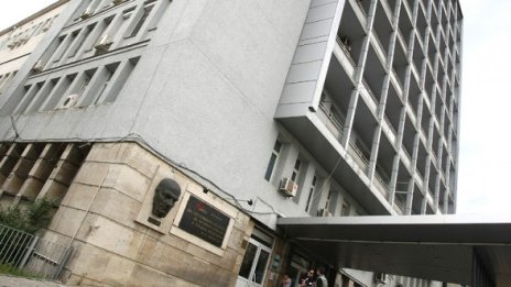 Изгорен от бензин и намушкан с нож приети в Пирогов