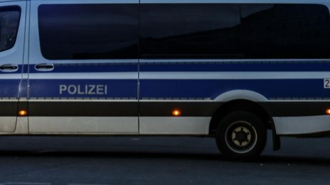 Кола се вряза в група хора в Германия, полицията откри стрелба