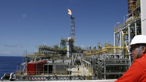 Петролът се оттласна от дъното