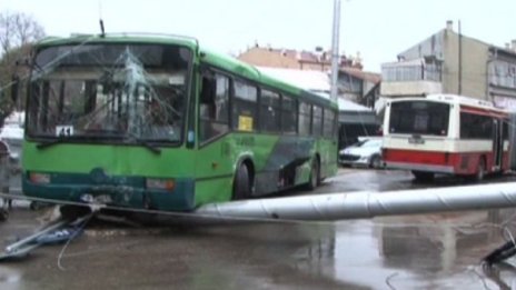 Автобус блъсна автобус, качи го на стълб