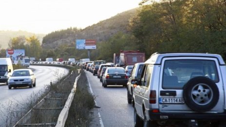 Мокри настилки по пътищата в страната