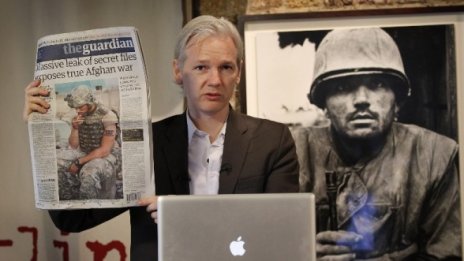 Интерпол тръгва по следине на основателя на Wikileaks
