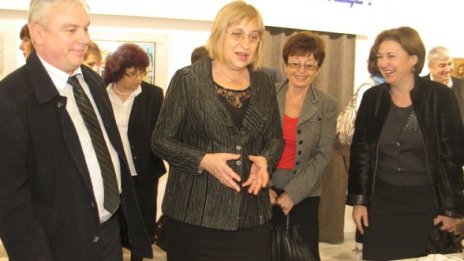 Цачева притеснена за социалните последици от кризата