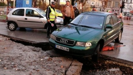 Кръстовище в Шумен пропадна. Заседнаха две коли