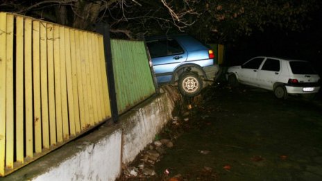 Опит за летене. Голф връз ограда на детска градина