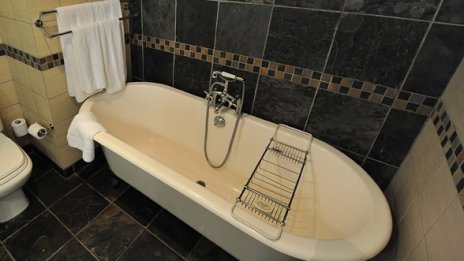 Французойка прекара цели три седмици в банята си