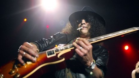 Guns N' Roses на съд заради игра със Слаш