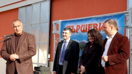 Фермери подариха теленцето Бойка на Бойко Борисов