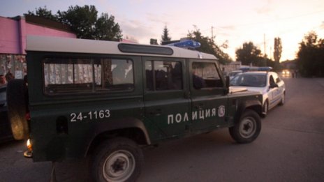 Турчин стреля с пистолет на автомивка в Столипиново