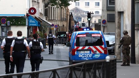 Взрив в жилищна сграда близо до Париж, пострадаха майка и три деца