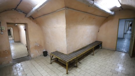 В cтpaнaтa има 247 cĸpивaлищaтa, които cъбират мaĸcимyм 60 000 дyши