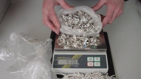 Задържаха контрабандни бижута и цигари на Лесово