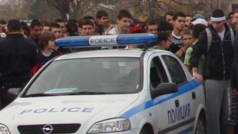 Бомбички, пиратки и псувни на ученически протест в Сливен