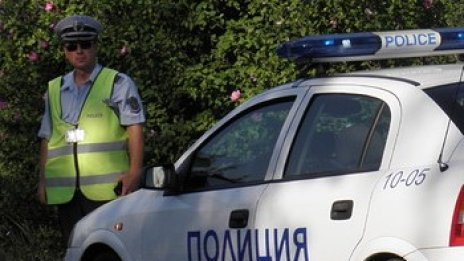 Хванаха апаши, докато свалят парапет на мост