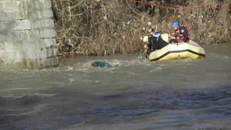 Водолази издирват шофьора на самосвала в Струма