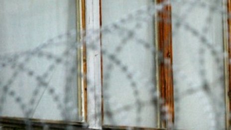 Докато си лежал в килията, мамел по GSM-а