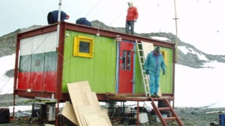 Свирепа буря бави антарктиците ни в Южния Атлантик