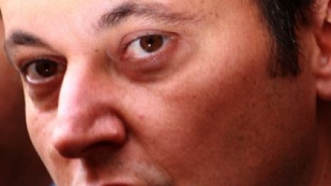 Яне забрани на своите да се обясняват за VERTU-тата
