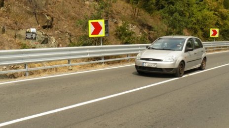 Пътищата са мокри, на усойните места заснежени