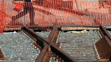 Влак се преобърна в Гърция, един загинал