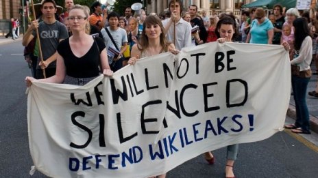 Първи арест в групата, отмъщаваща за WikiLeaks
