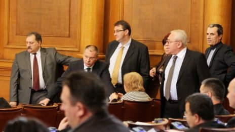 Депутатите не работят. Няма  кворум, и БСП ги няма