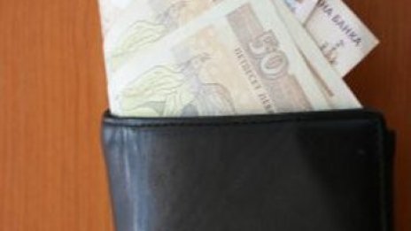 300 бона бонуси за 130 отбрани чиновници от АПИ?