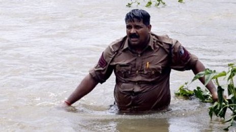 28 жертви след автобусна катастрофа в Индия