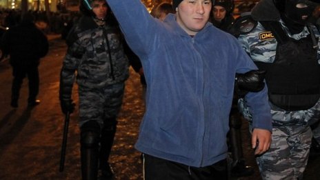 Срам за Русия: Масови безредици под националистически лозунги