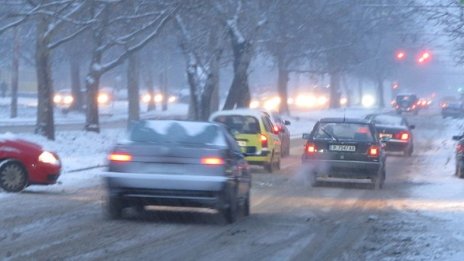 Пътищата са заснежени, на места – мокри и заледени