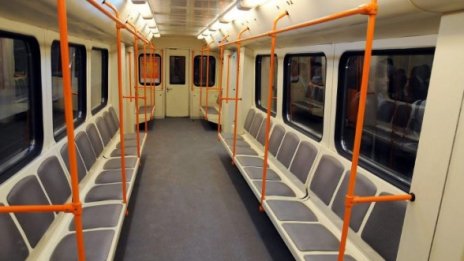 Аварирал влак блокира движението на метрото