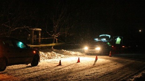 От ревност мъж посече братовчед си с брадва