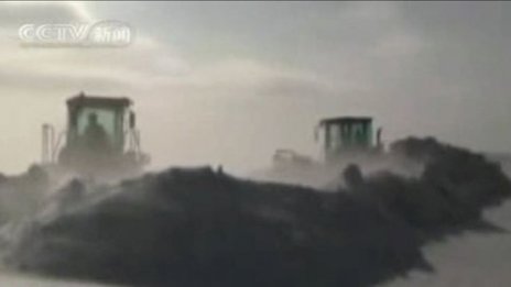 Снегът буквално затрупа къщи в Китай