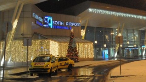 Летището в София работи при намалена видимост