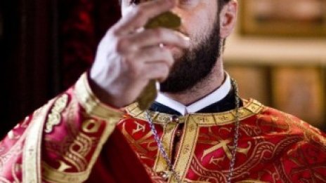 Трудови договори и за Божиите наместници в България