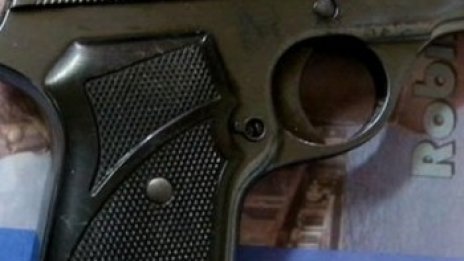 Мъж плаши с пистолет, задига оборот от кафене в София