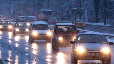 Обработиха срещу заледяване столичните улици и булеварди