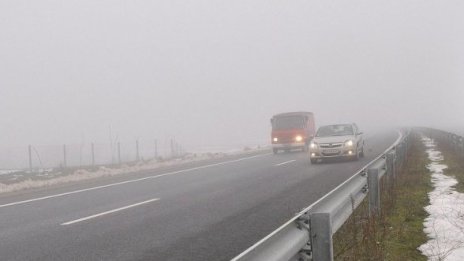 Мокри са пътища в страната