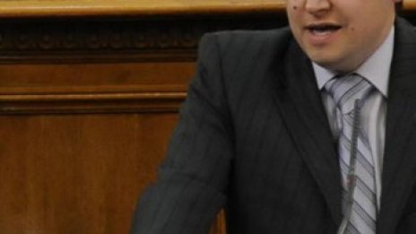 Цирк и ченгеджийница в родния парламент