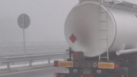 Мокри настилки по пътищата в страната