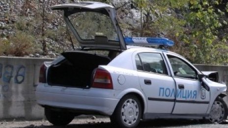 Патрулка отнесе знак и стълб при гонка в Козлодуй