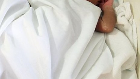 Близначки родиха децата си с 14 мин. разлика
