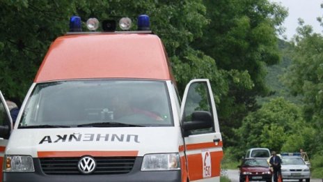 Мъж загина, след като падна в крайпътна яма с колата си