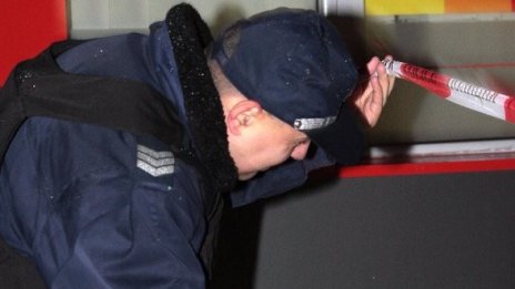 Двама напръскаха младеж със спрей и го обраха