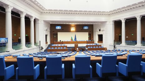 Обидни думи, скандали, ритници и малко флирт: Какво запомнихме от 51-то НС