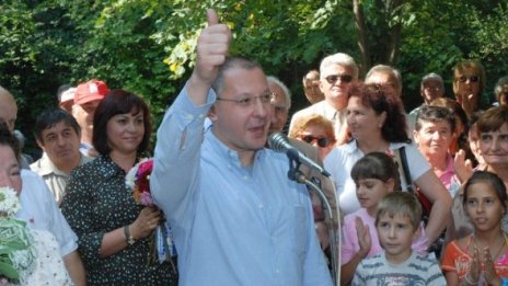 Станишев тръгва да бута кабинета, вади хора на улиците