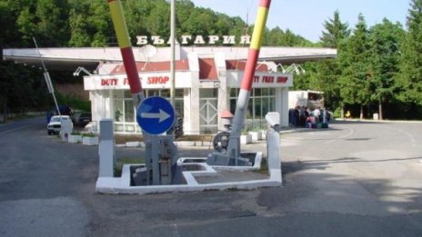 Хванаха контрабандни цигари в туристически бус
