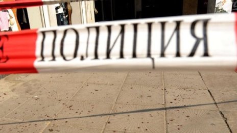 Трима с маски биха и ограбиха жена в дома й в Сопот